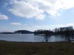 Hier noch einmal der Blick zum Untreusee in Hof. Am Untreusee gibt es einen Tretbootverleih, eine Gastronomie sowie einen Spielplatz. Das Foto entstand an einem eher trben 7.April 2013.