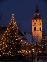 Christbaum und Stadtpfarrkirche Mari Himmelfahrt in Tirschenreuth  