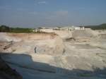 Die Region um Hirschau nennt man auch Kaolinpott. Da wird Kaolin in Groen Gruben im Tagebau abgebaut! Hier sind die Kaolingruben vom Werk der Firma Gebr. Dorfner aus zu sehen. Im Hintergrund ist das Kaolinwerk der Firma Eduard Kick zu sehen, das jetzt zur AKW-Kick GmbH gehrt. (23.04.2007)