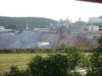 Die Region um Hirschau nennt man auch Kaolinpott. Da wird Kaolin in Groen Gruben im Tagebau abgebaut! Hier sind die Kaolingruben der Firma Gebr. Dorfner zu sehen smat dem Werk im Hintergrund. (19.08.2005)