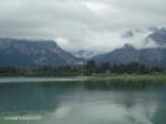 8.9.2011, Blick ber der Forgensee/Ostallgu auf die wolkenverhangenen Berge hinter Schloss Neuschwanstein 