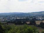 Blick auf die Kreisstadt Hafurt. Im Hitergrund sieht man die Khltrme vom KKW Grafenrheinfeld.