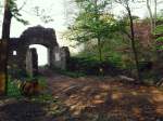 Eingang der Burgruine Bramberg, augenommen am 28.4.2009. Die Burgruine liegt auf 495m .NN und bietet bei klarem Wetter eine herrliche Aussicht Richtung Thringen, Bamberg,Coburg,Staffelstein (man kann auch Kloster Banz erkennen)