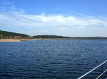 Groer Brombachsee, Blick vom Ausflugsschiff, links die Ortschaft Allmannsdorf, nach rechts anschlieend die Staumauer, Okt.2009 