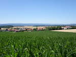 Aussicht auf die Ortschaft Dürrnhof am Rand der bayrischen Rhön (07.07.2018)