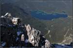 Tief unten liegt der Eibsee - 

Blick von der Zugspitze, im Bild rechts kann man die Seilbahn und die Trasse der Zahnradbahn erkennen. Zwei Triebwagen befinden sich nahe einer Ausweiche. 

21.09.2011 (M)