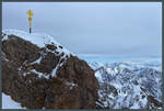 Ein vergoldetes Gipfelkreuz krönt die Zugspitze als Deutschlands höchsten Berggipfel.