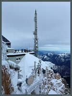 Blick vom deutschen Teil der Zugspitze auf die österreichische Besucherplattform und die Ammergauer Alpen.