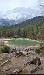 Direkt an den Eibsee grenzt der deutlich kleinere Frillensee im Wettersteingebirge und ermöglicht einen Blick Richtung Zuspitze.