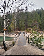 Brücke zwischen dem Eibsee und dessen Untersee an einem ruhigen, trüben Samstagabend.