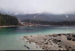 Auch unter grauer Wolkendecke hat der Eibsee etwas Mystisches.