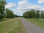 Der Oder-Neisse-Radweg ist sicherlich einer der reizvollsten touristischen Fernradwege. Er fhrt auf 630 km vom Isergebirge bis hin zur Ostsee. Dieses Foto zeigt den Weg bei Kstrin-Kietz, rechts verluft die Oder. 18.5.2007