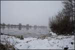 Einige wenige Eisschollen treiben auf der Oder, dem Grenzfluss zwischen Deutschland und Polen.