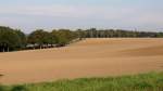 Die wunderschn in die Landschaft eingebettete Umgehungsstrae von Biesental. Aufgenommen 22.09.12.