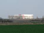 Und auch das sind Landschaften. Das berhmt-berchtigte Einkaufszentrum auf der grnen Wiese, hier Mbel Hffner in Waltersdorf. Aufgenommen nahe dem Flughafen Schnefeld am 31.3.2007