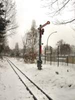 Winter in der Wuhlheite. Schnee ist selten geworden und bald kommt ein Zug der Parkeisenbahn, Winter 2006