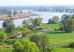 Blick von den Höhen bei Lebus oderaufwärts über die Flussauenlandschaft des Oderbruchs, am Horizont erscheint schemenhaft die Silhouette von Frankfurt a.d.Oder.(19.