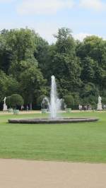 Ein Springbrunnen spendet Wasser, Schlosspark Sanssouci, 15.8.2012.