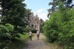 Wanderweg zur Havel mit Lesesteinpflaster (im Volksmund auch Katzenkopf- oder Bonbonpflaster) in Park Babelsberg  am 09.