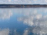 Wolkenspiegelungen gesehen bei einer Rundfahrt auf dem Scharmüzelsee am 05. März 2022.