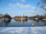 Hier treffen sich die Spree (kommt aus   1 Uhr   u. fliesst nach   9 Uhr   ) , dem Charlottenburger Verbindungskanal (   11 Uhr   ) und dem Landwehrkanal (   4 Uhr   ) . 03.01.2010  