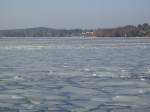 Blick über die noch mit Eisstücken verdeckte Havel nach Berlin-Kladow und Sacrow am 4.2.14