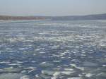 Blick über die noch mit Eisstücken verdeckte Havel in Berlin.