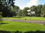 Britzer Garten, Landschaft mit Wegweiser im Sommer 2007, Berlin-Britz