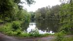 Berlin. Blick von Süden auf den Sausuhlensee im Park des Friedhof Heerstraße am Olympiastadion in Berlin. Aufgenommen am 07.06.2020.