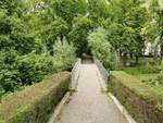 Zugang zum Lindenhofweiher - Blick in den Park von der Arnulfstraße aus. Aufgenommen am 10.06.2020.