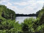 Blick auf den Plötzensee in Berlin mit Freibad auf der rechten Seite.