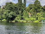 22. Juli 2020, Überfahrt gesehen von der Uferpromenad in Berlin auf der Havel für die per Schiff erreichbare, 67 Hektar große Insel . Pfaueninsel - , die ein Landschaftspark mit vielen Wegen ist.