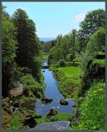 Bergpark Wilhelmshhe: ber kleine Wasserflle und Kaskaden fliet das Wasser hinab zum Fontainenteich. (Kassel, 15.05.2013)