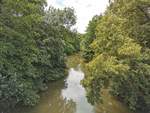 Blick auf die Kinzig von der Fußgängerbrücke an der Frankfurt-Hanauer Eisenbahn in Hanau.