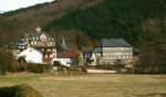 Das Altehrwrdige Schloss zu Breidenstein in der Nachmittagssonne!
Links zu erkennen das neue Schloss.Rechts (etwas tiefer gelegen)ist das alte Schloss zu erkennen.Der lteste Teil besteht aus dem 13ten Jarhundert.Das Schloss ist zeitweise bewohnt! Auf der diagonalen Linie,zwischen neuem und altem Schloss erkennt man die ehemalige Dorfkapelle!Fast schon eine Ruine,erbarmte sich jemand Ihrer und renovierte sie so,das im Moment jemand darinnen wohnt!Sehr schne Fachwerkbauweise.Aufgenommen am:18.03.2009