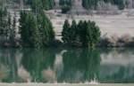 Wir sind am Perfstausee in Breidenstein! Die Wasseroberflche ist fast so platt wie ein Spiegel und die Reflektionen der Baumgruppe im Spiegel des Wassers gut erkennbar.Ich finde,eine wirklich