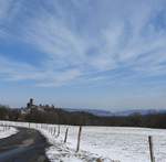 IM HESSISCHEN BERGLAND ZWISCHEN HERBORN UND WETZLAR MIT BURGRUINE GREIFENSTEIN
Zwischen HERBORN und WETZLAR liegt auf einem Bergrücken des DILL-WESTERWALDES
die Burgruine GREIFENSTEIN,mit 441 Meter über NN höchstgelegene
Burg des LAHN-DILL-KREISES...am 19.3.2018