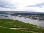 Zu sehen sind die Weinberge unterhalb des Niederwalddenkmals bei Rdesheim und auf der anderen Rheinseite sieht man Bingen.