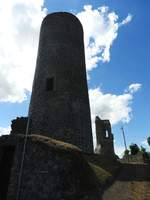 BURGRUINE MERENBERG /KREIS LIMBURG-WEILBURG/WESTERWALD
In einer frühesten Urkunde von 1129 als Besitz von HARTRAD I. genannt,erhielt
der gleichnamige Ort 1290 sogar das Marktrecht...Die Ruine einer mittelalterlichen
Höhenburg über dem kleinen Ort bestimmt das Landschaftsbild- vom Bergfried,der
über eine Wendeltreppe bestiegen werden kann,hat man einen wunderbaren
Panoramablick über den Westerwald bis zum Lahngebiet...am 10.8.2018

