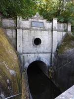 SCHIFFAHRTSTUNNEL WEILBURG/LAHN
Ein ziemlich einmaliges technisches Denkmal ist er,der 1847 eingeweihte und mit
195 Metern auch längste Schifffahrtstunnel Deutschlands bei WEILBURG/LAHN...
Die lateinische Inschrift über dem Nordportal lautet übersetzt:
 ADOLPH,HERZOG VON NASSAU,HAT DEN RÜCKEN DES BERGES DURCHSTOCHEN UND DEN
SCHIFFEN GEÖFFNET... ,hier am 19.9.2018