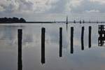 Am Hafen in Wustrow mit Blick über das Meer.