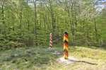 Polnische bzw. deutsche Grenzpfähle an der Grenze westlich von der polnischen Siedlung Zachodnie. Aufnahme: 6. Mai 2016.