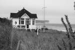 Diesen Blick auf das Strandhaus bei diesigem Wetter muss man einfach in Schwarzweiss darstellen. Das Huschen in Ghren wird von den Lebensrettern genutzt.