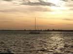 Dem Sonnenaufgang mit dem Segelboot entgegen segeln.Während einer Überfahrt von Rügen nach Hiddensee gesehen.