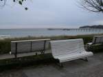 Einsame Bnke an der Binzer Strandpromenade,mit Blick zur Seebrcke,am 04.November 2013.