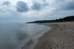 Sandstrand (Nordstrand) bei Göhren und dahinter das Nordperd (Mönchgut, Rügen, Mai 2011)