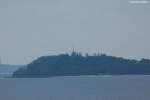 Blick hinüber auf den Strand vor Thiessow und darüber der alte Lotsenturm von Thiessow auf dem Lotsenberg (Mönchgut, Rügen, Mai 2011)