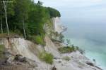 Hier wird deutlich, wie empfindlich die brüchigen Kanten der Kreidefelsen sind (nördlich von Sassnitz, Rügen, Mai 2011)