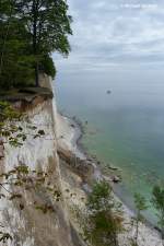 Sehr steiler Küstenabschnitt auf der Halbinsel Jasmund - Kreidefelsen nördlich von Sassnitz (Rügen, Mai 2011)