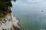 Sehr steiler Küstenabschnitt auf der Halbinsel Jasmund - Kreidefelsen und unterhalb nur ein schmaler Küstenstreifen nördlich von Sassnitz (Rügen, Mai 2011) - auf dem Wasser sind zwei Fahrgastschiffe unterwegs
